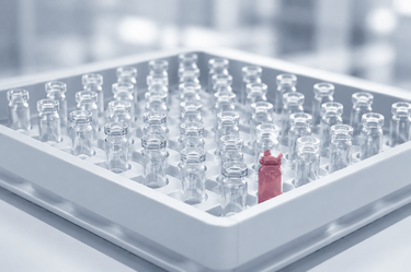Pharmazeutisches Tray mit Glasbehältern und rot hervorgehobenem Produkt für die automatische Vollständigkeitsprüfung