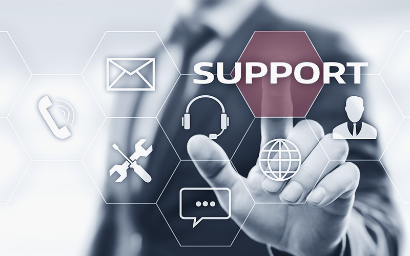 einen Hand wählt an einem virtuellen Screen unteschiedliche Optionen aus dem Bereich Support: Anruf, E-Mail, Webmeeting, etc.