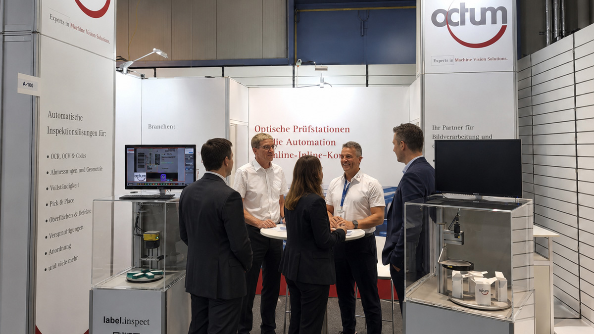 [Translate to Englisch:] Messebesucher am OCTUM Stand