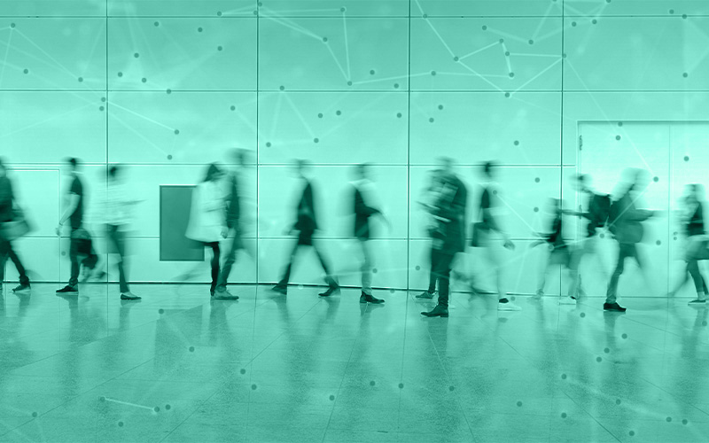 Passanten in einer Messehalle