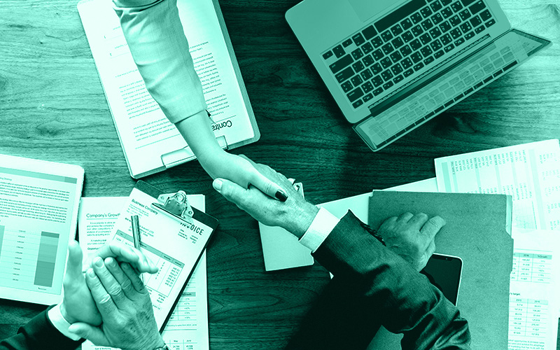 Geschäftspartner schütteln sich die Hände